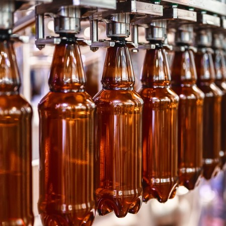 Beverage bottling line filling amber soft-drink bottles